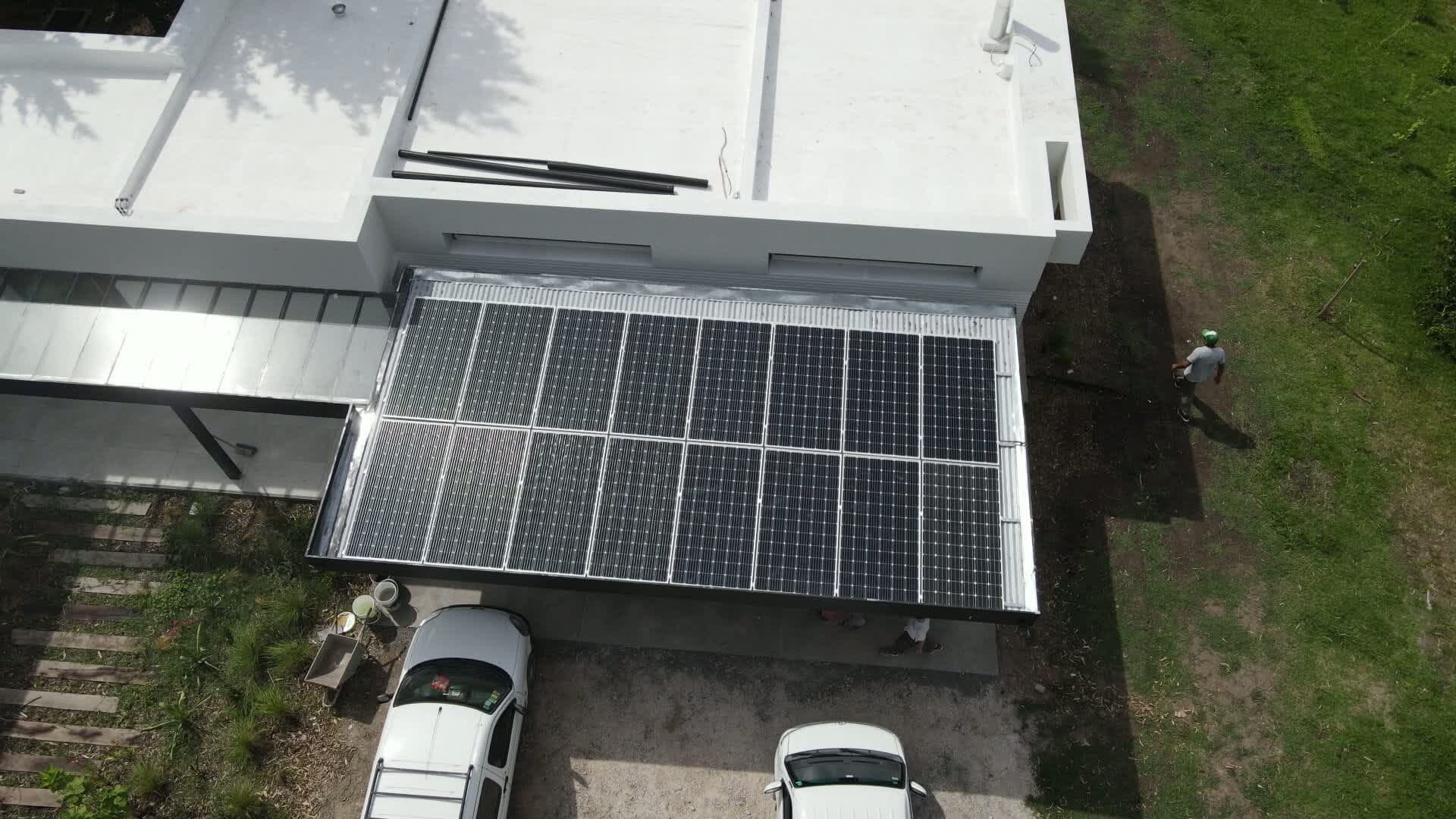 Pérgola con paneles solares sobre el espacio para vehículos en Campos de Roca.